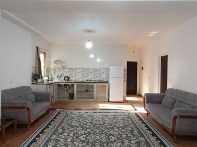 واحد مبله تراسدار با چشم انداز رودخانه و جنگل