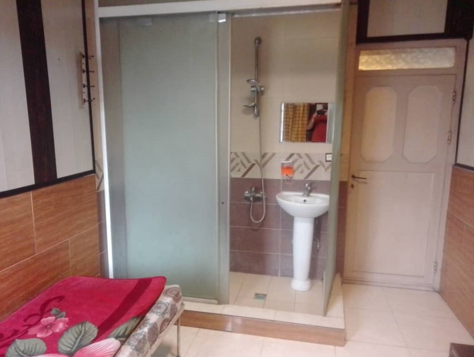 داخل اتاق "دو تخته با حمام و سرویس فرنگی"