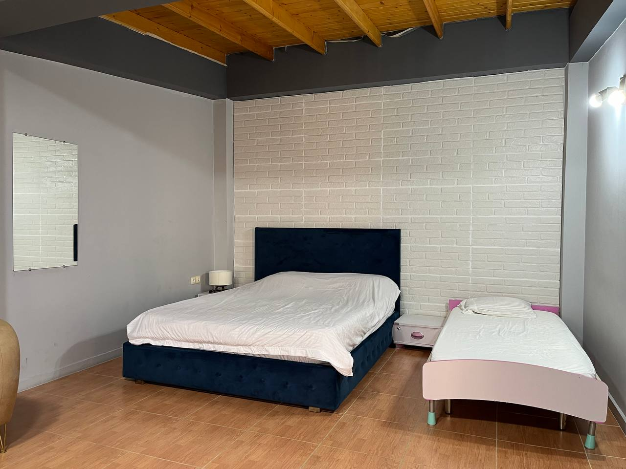 اتاق پذیرایی تخت خواب دو نفره و تک نفره در پذیرایی