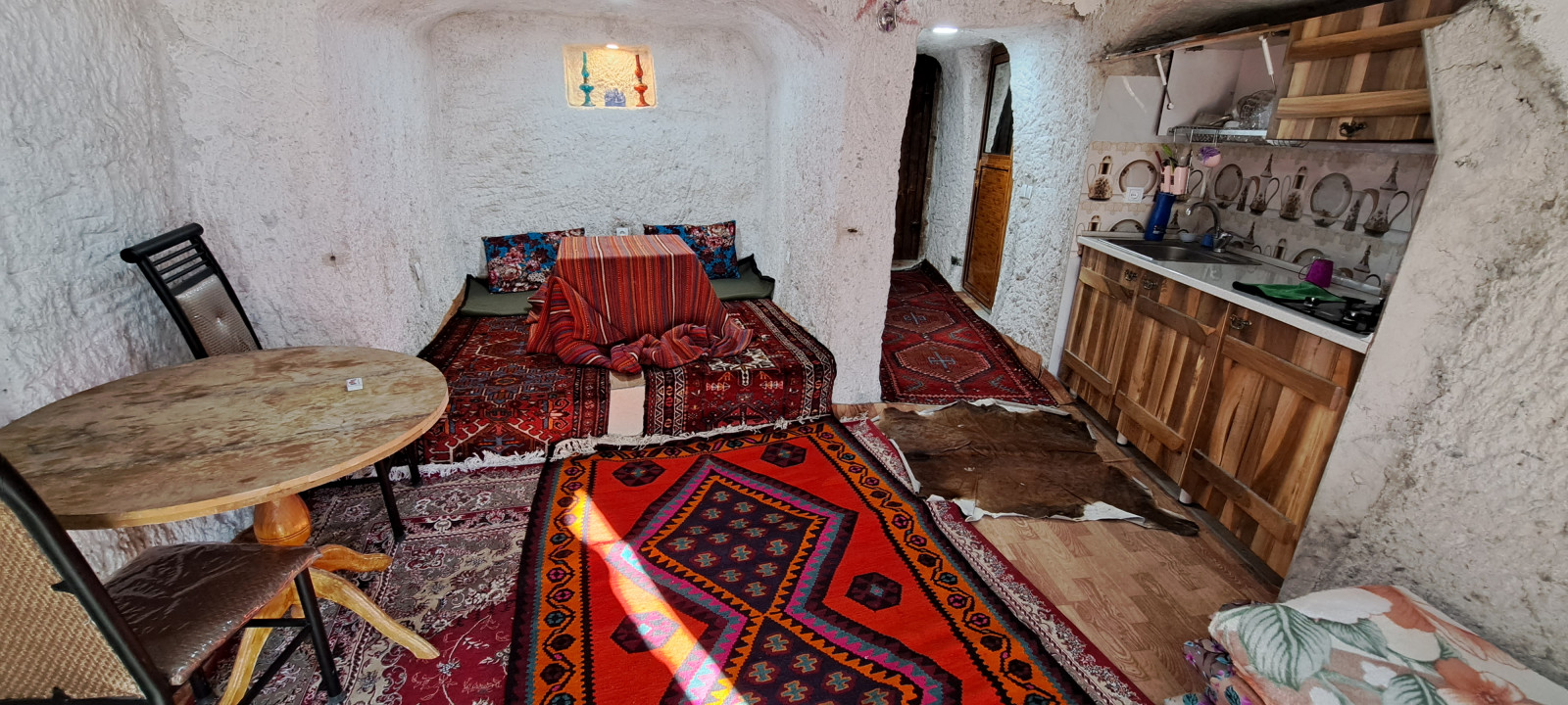 اتاق پذیرایی و آشپزخانه