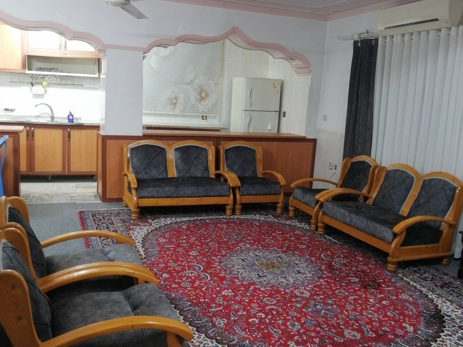 اتاق پذیرایی و آشپزخانه