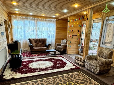 کلبه چوبی دو خوابه جنگلی در محیطی آرام