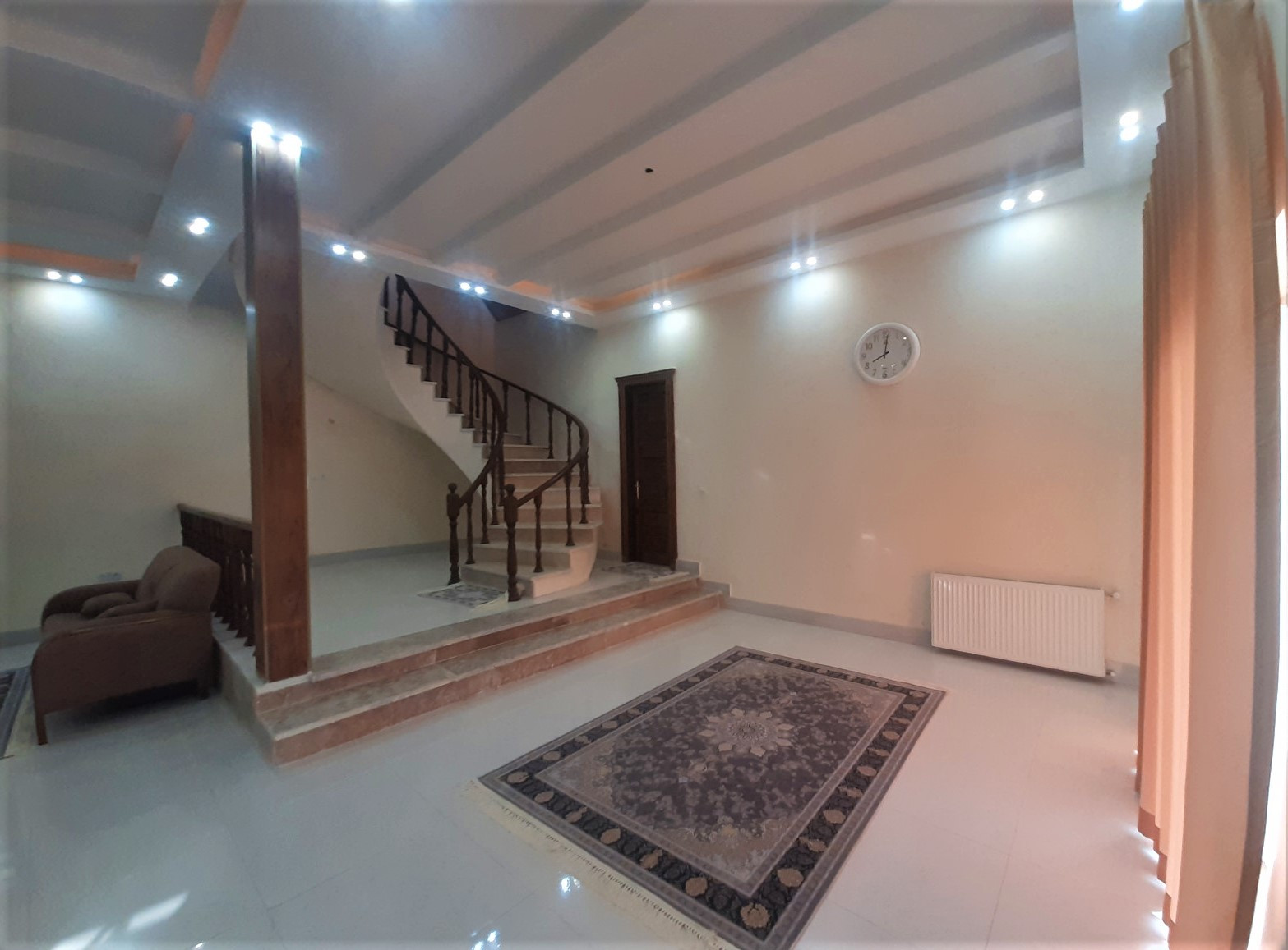 اتاق پذیرایی طبقه همکف