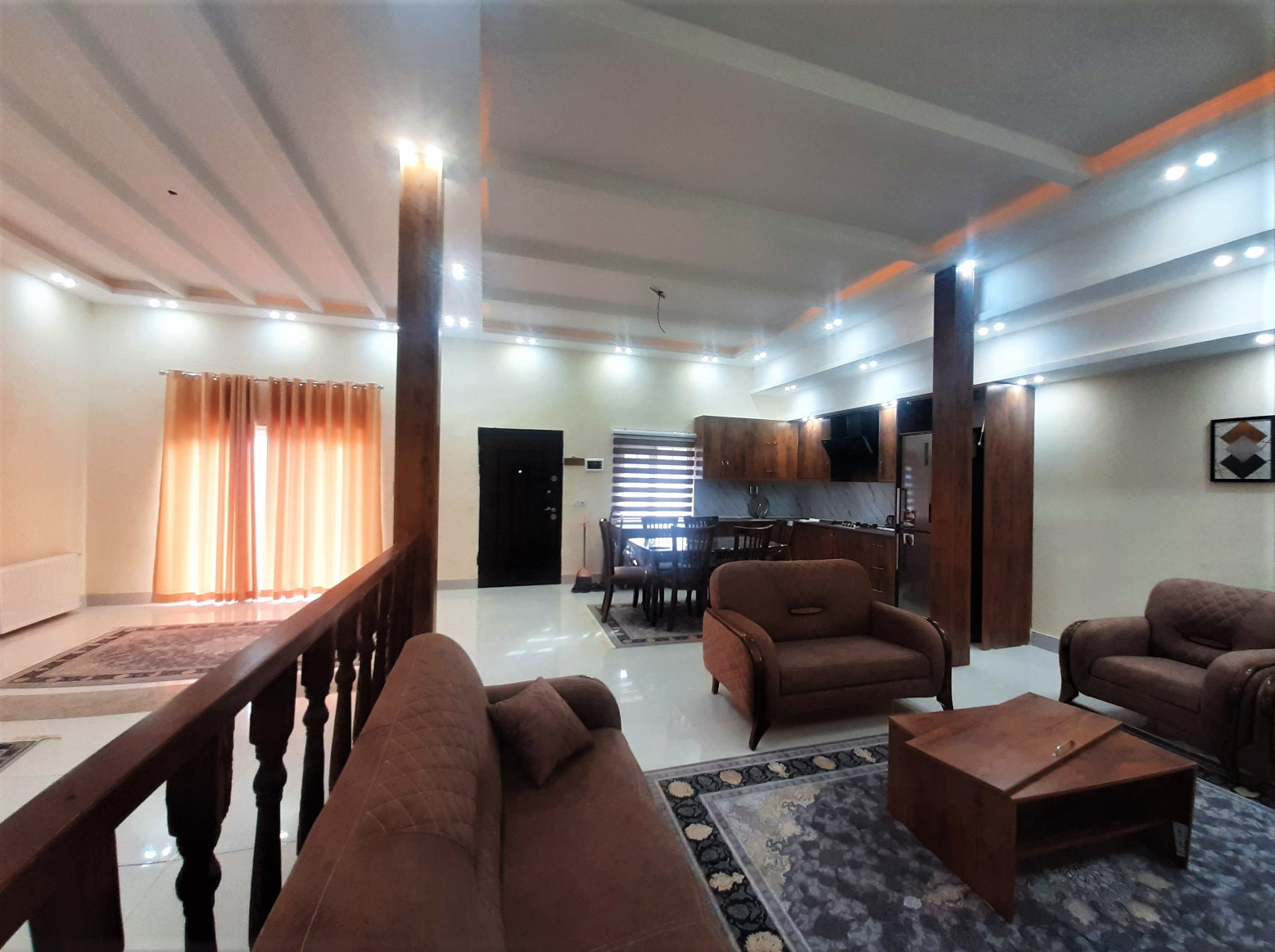 اتاق پذیرایی طبقه همکف