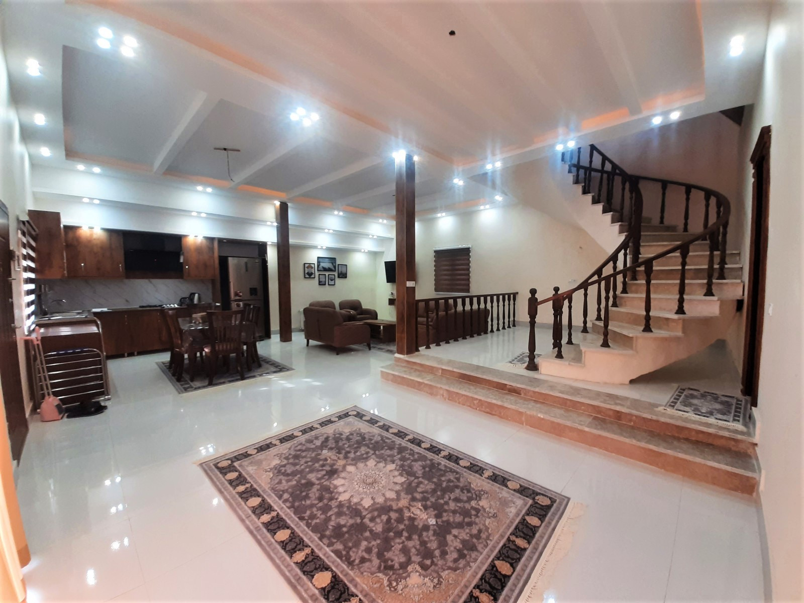 اتاق پذیرایی و آشپزخانه طبقه همکف