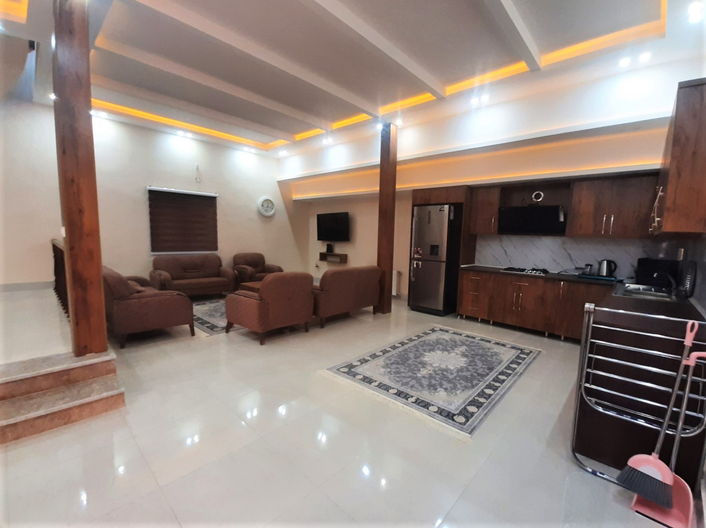 اتاق پذیرایی و آشپزخانه طبقه همکف