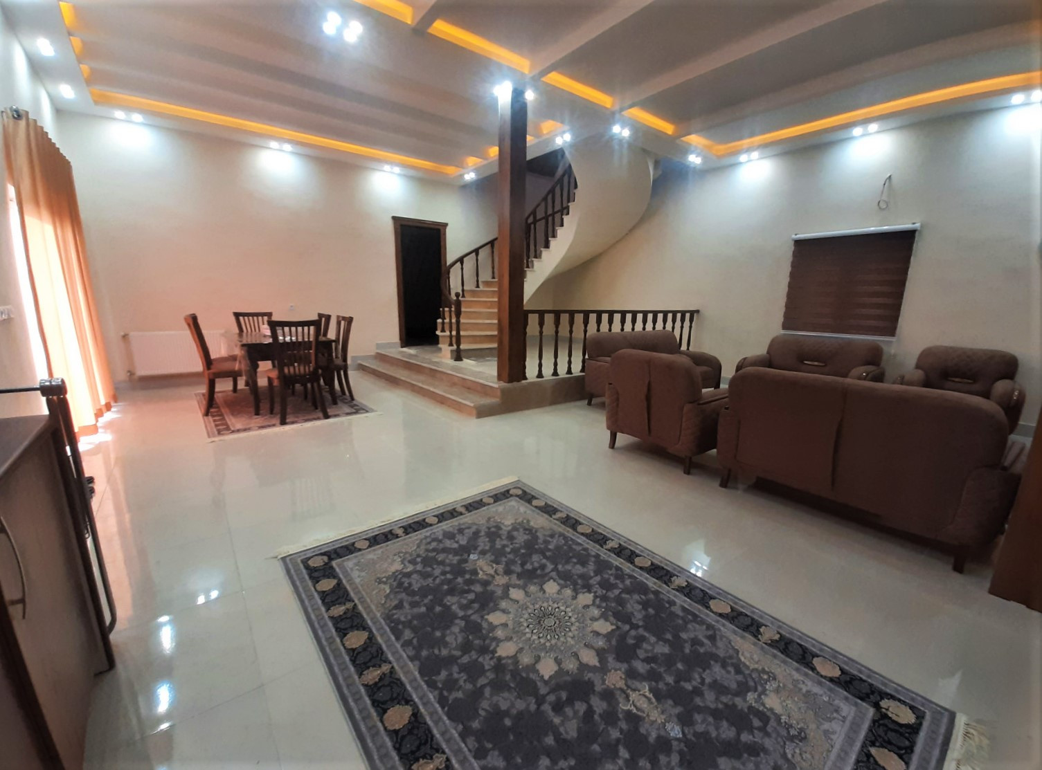 اتاق پذیرایی طبقه همکف