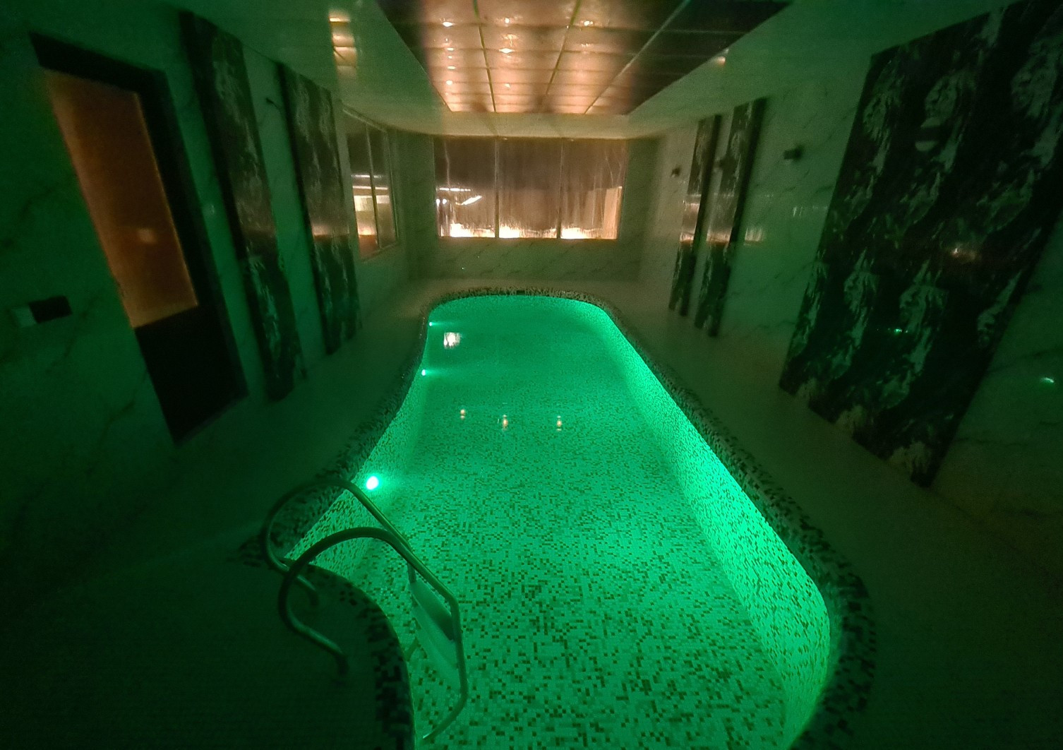 استخر و جکوزی