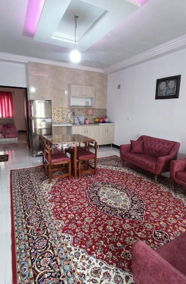اتاق پذیرایی و آشپزخانه