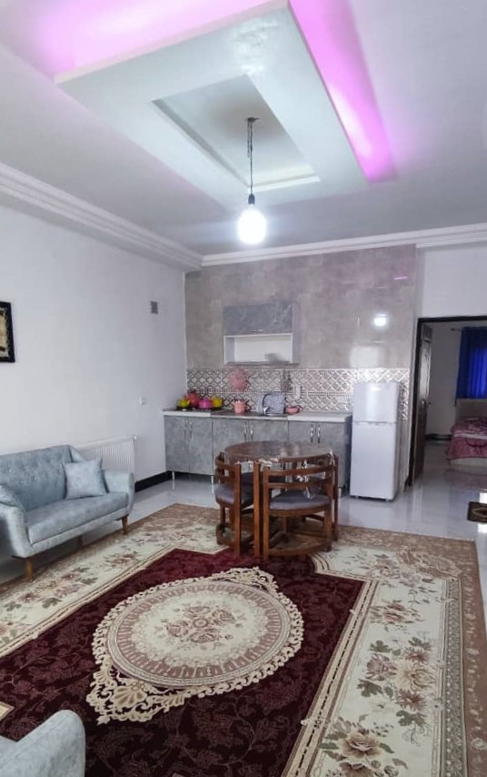 اتاق پذیرایی و آشپزخانه