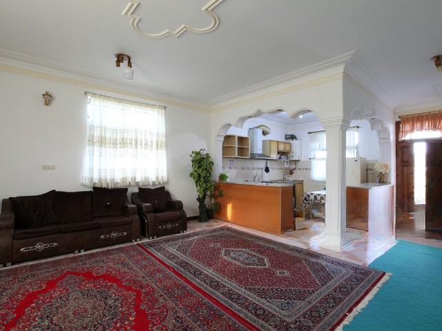 اتاق پذیرایی و آشپزخانه