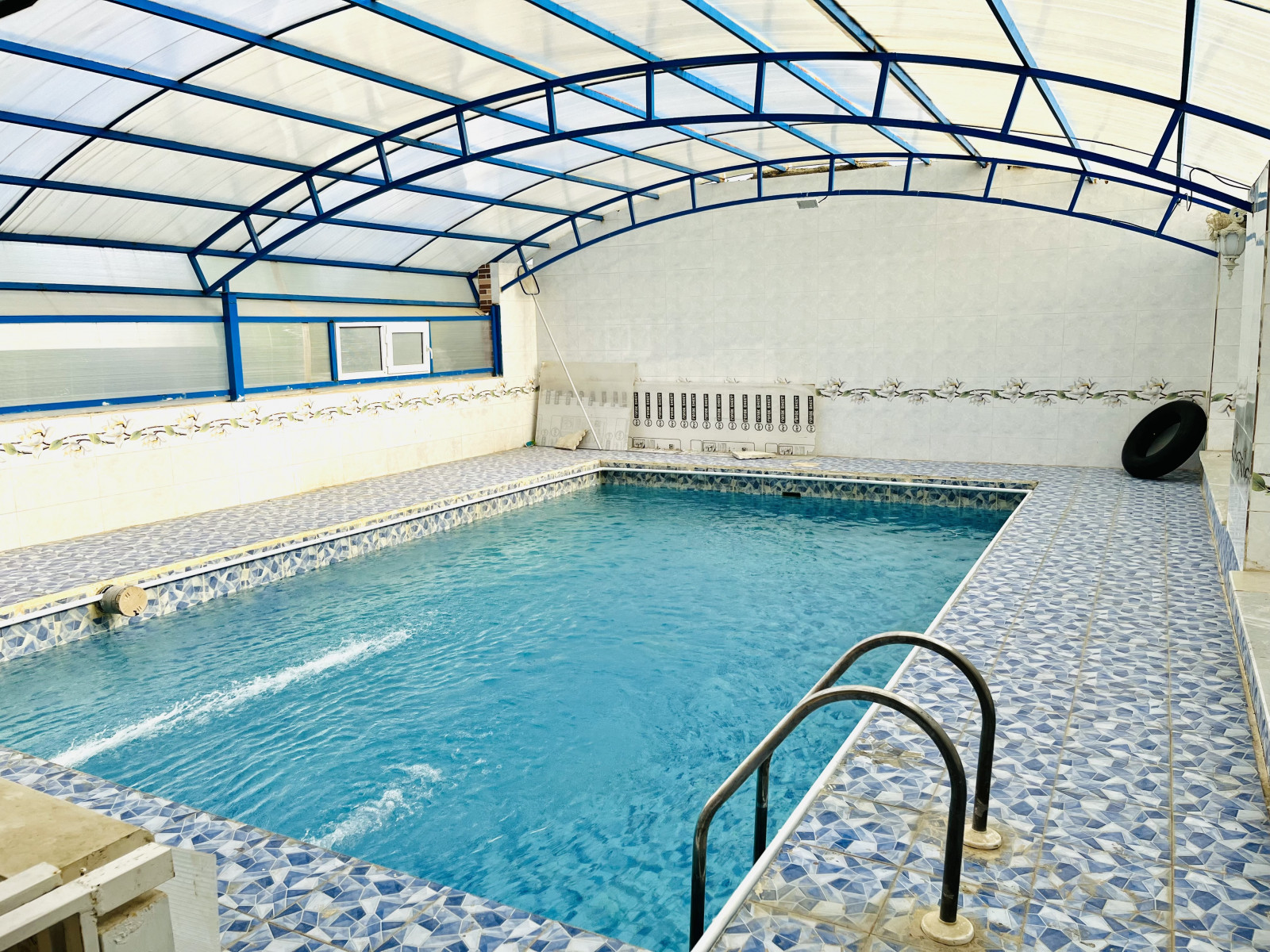 استخر سرپوشیده