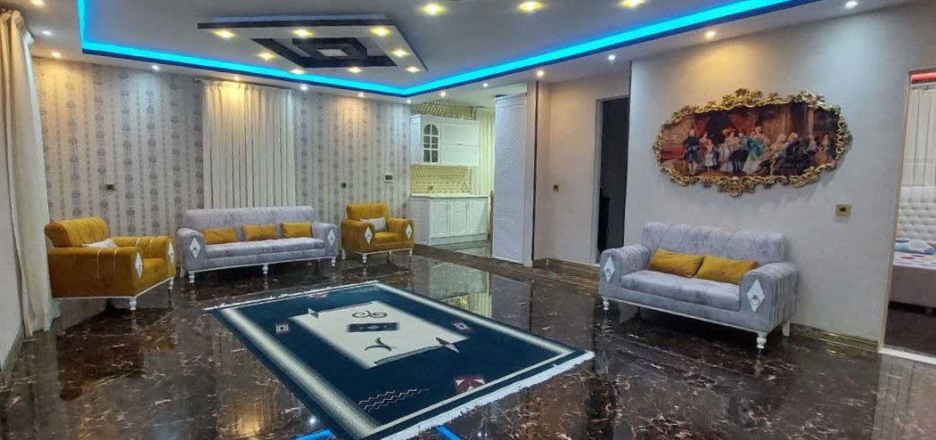 اتاق پذیرایی و آشپزخانه