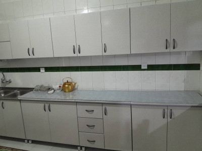 دوخوابه مرتب همراه با حیاط سرسبز و پارکینگ مسقف