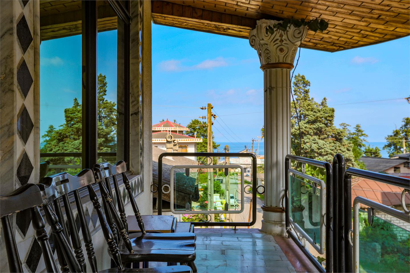 تراس با دید دریا و کوه دنیا 1