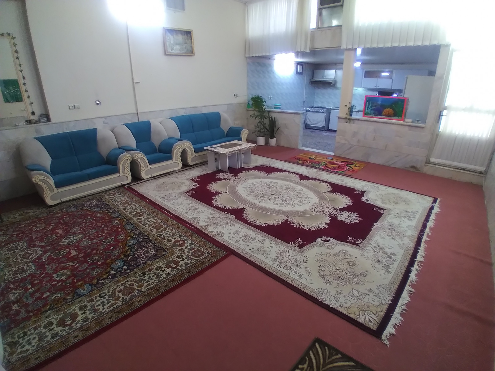 نمای پذیرایی از طرف درب ورودی