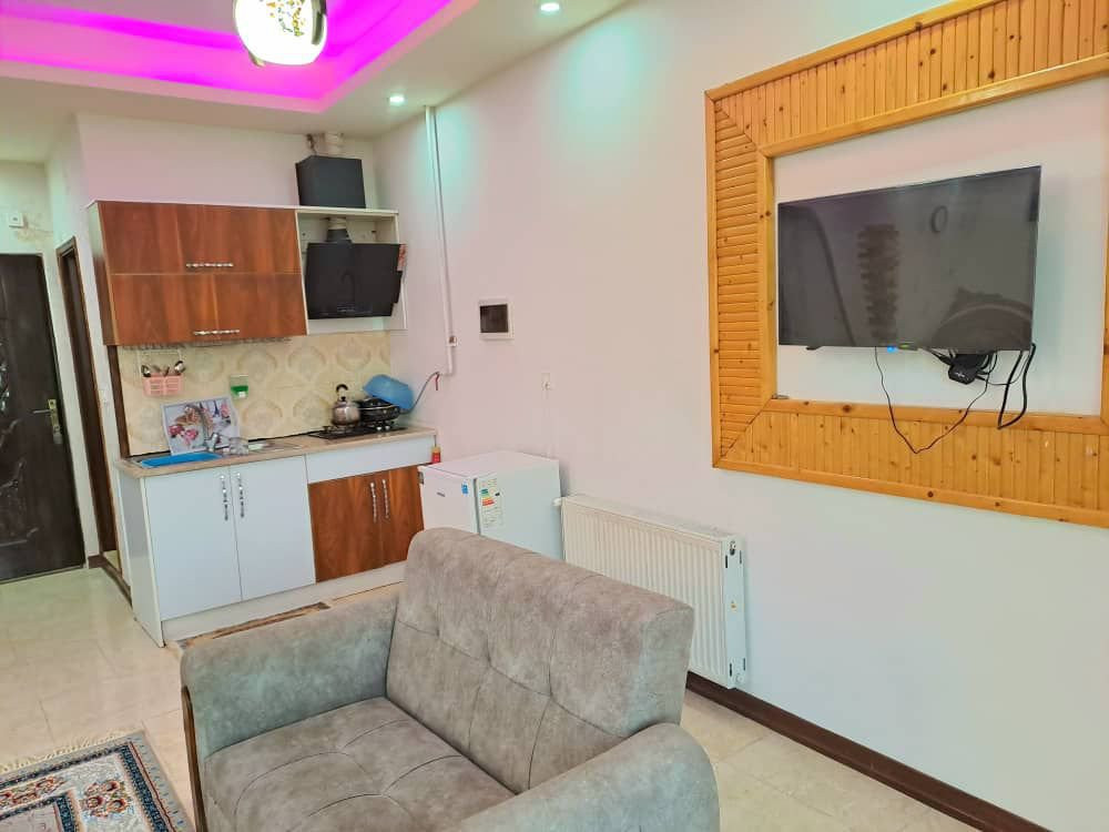اتاق پذیرایی و آشپزخانه