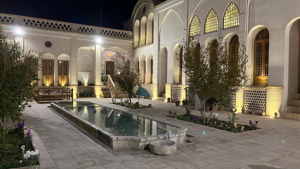 نمای مجموعه اشکوب و حیاط نمای مجموعه اشکوب و حیاط