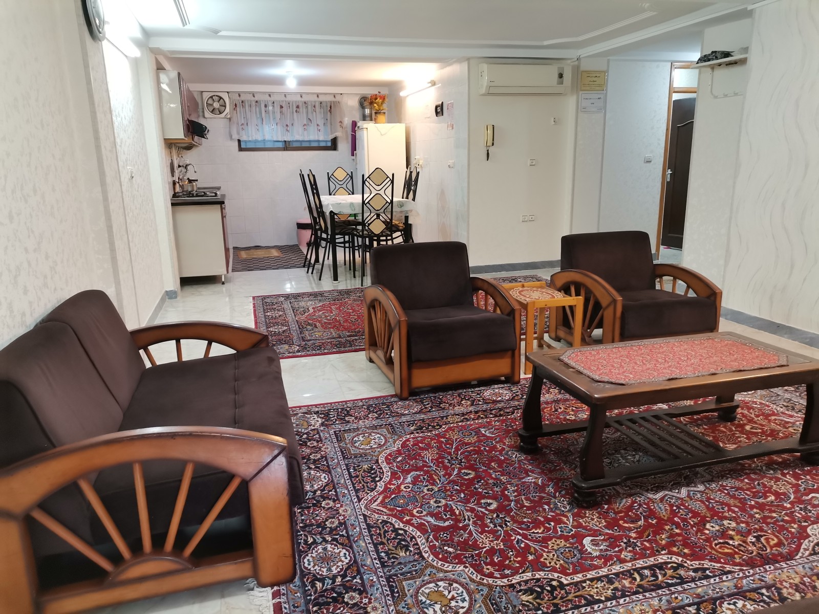 نمای سالن و آشپزخانه