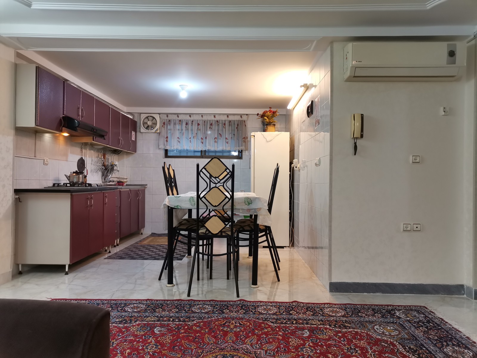 آشپزخانه مجهز به میز ناهارخوری 6نفره