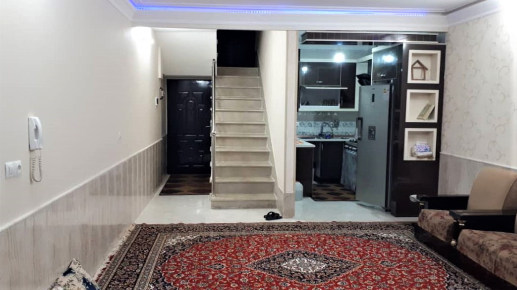 اتاق پذیرایی و آشپزخانه