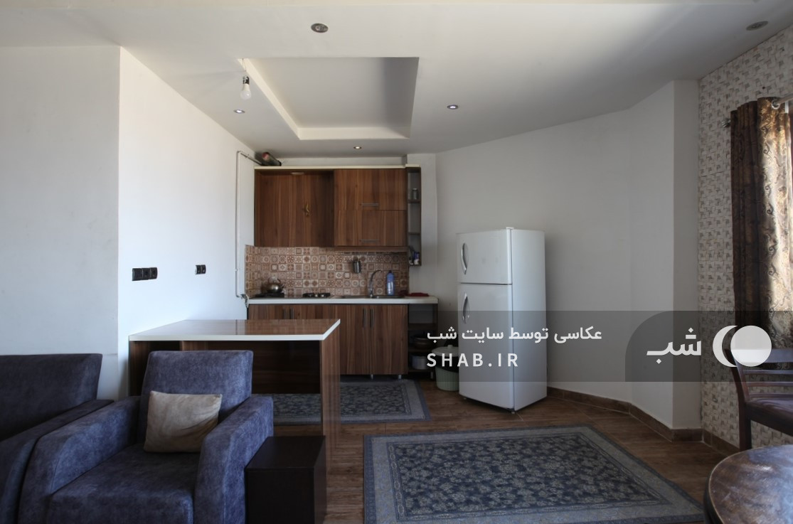 اتاق پذیرایی و آشپزخانه