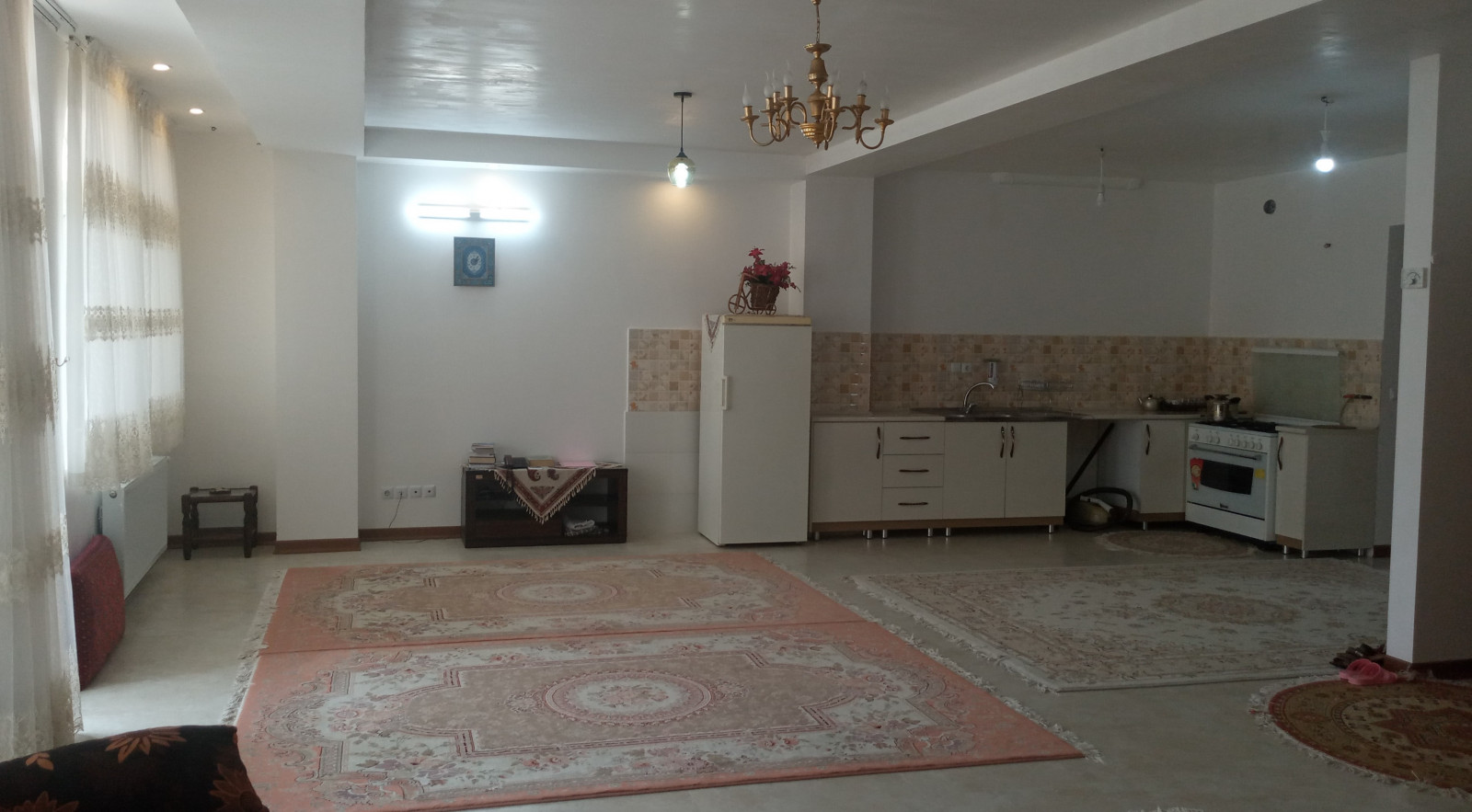 اتاق پذیرایی و آشپزخانه