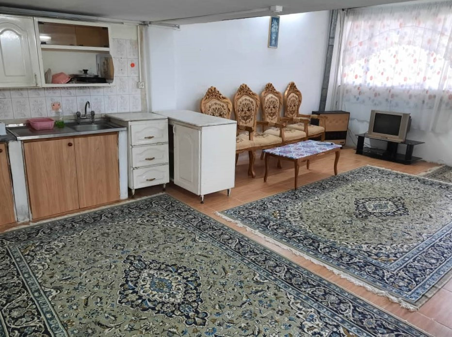 اتاق پذیرایی و آشپزخانه طبقه همکف