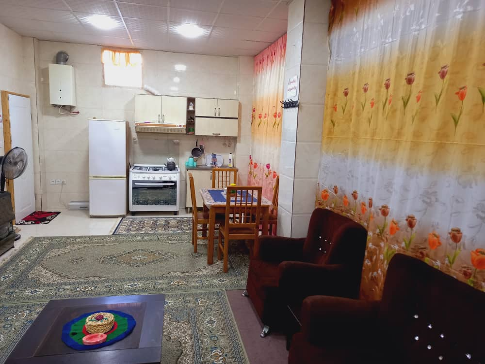 اتاق پذیرایی و آشپزخانه