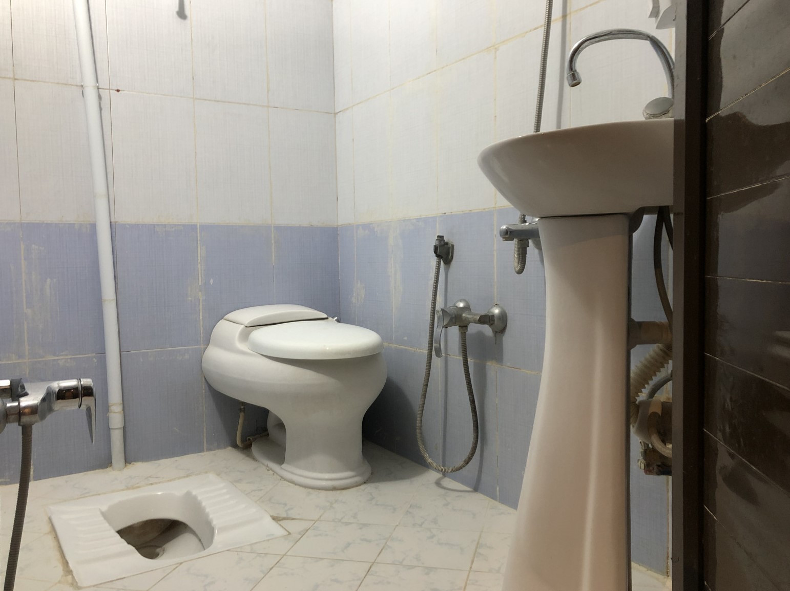 سرويس بهداشتي و حمام داخل "سوئيت سه تخته"