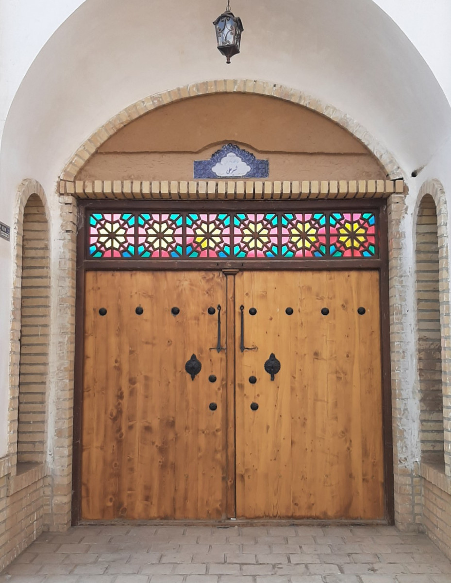 درب ورودی اقامتگاه