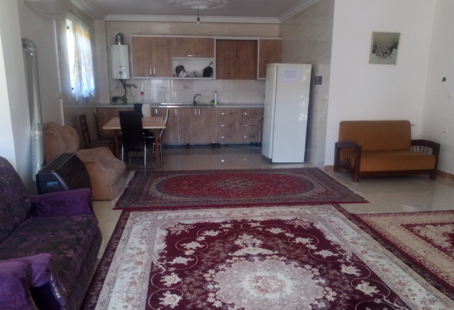اتاق پذیرایی و آشپزخانه