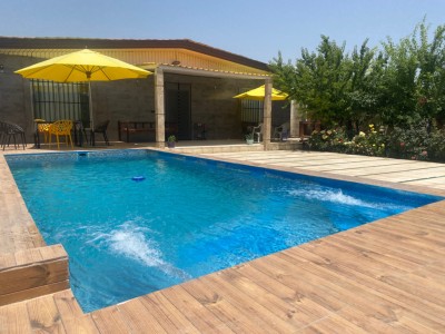 عمارت استخر دار آبگرم آرتین با فوتبال دستی