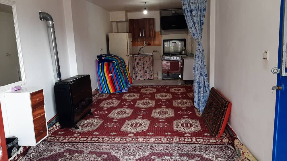 اتاق پذیرایی و اشپزخانه