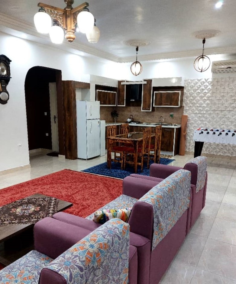 اتاق پذیرایی و آشپزخانه