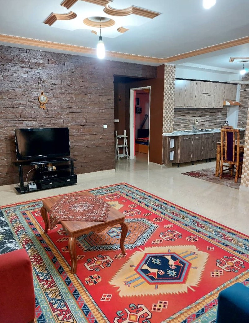 اتاق پذیرایی و آشپزخانه