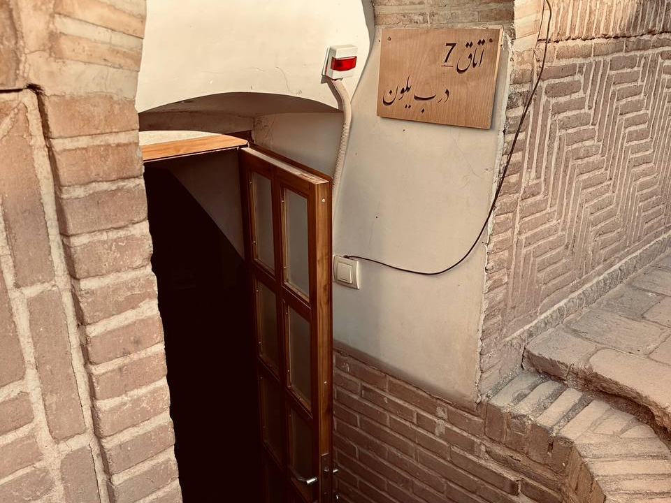 نمای ورودی اتاق درب یلان