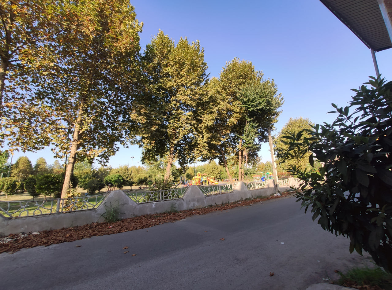 نمای روبهروی اقامتگاه نمای روبهروی اقامتگاه رو به پارک بزرگ ابریشم