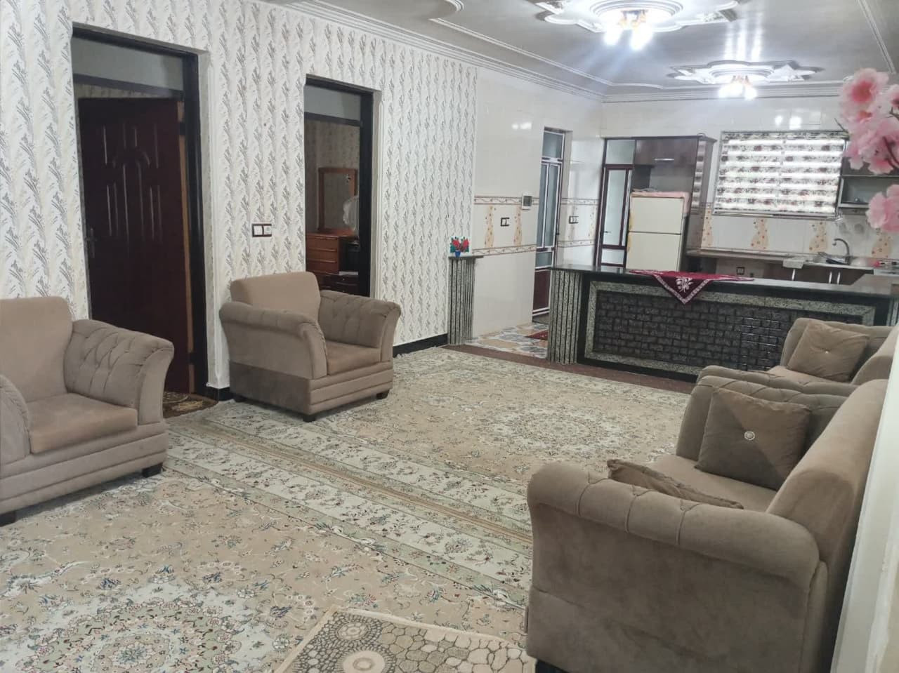 اتاق پذیرایی و آشپزخانه