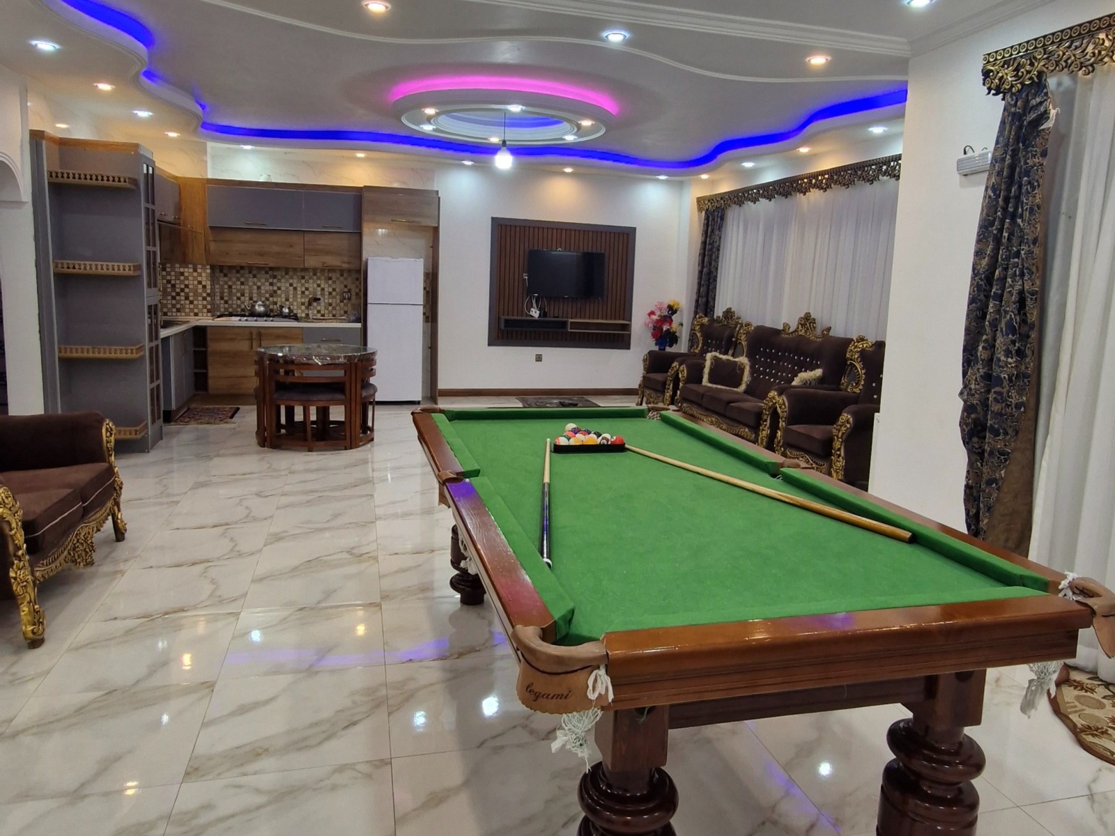 پذیرایی و میز بیلیارد پذیرایی و میز بیلیارد