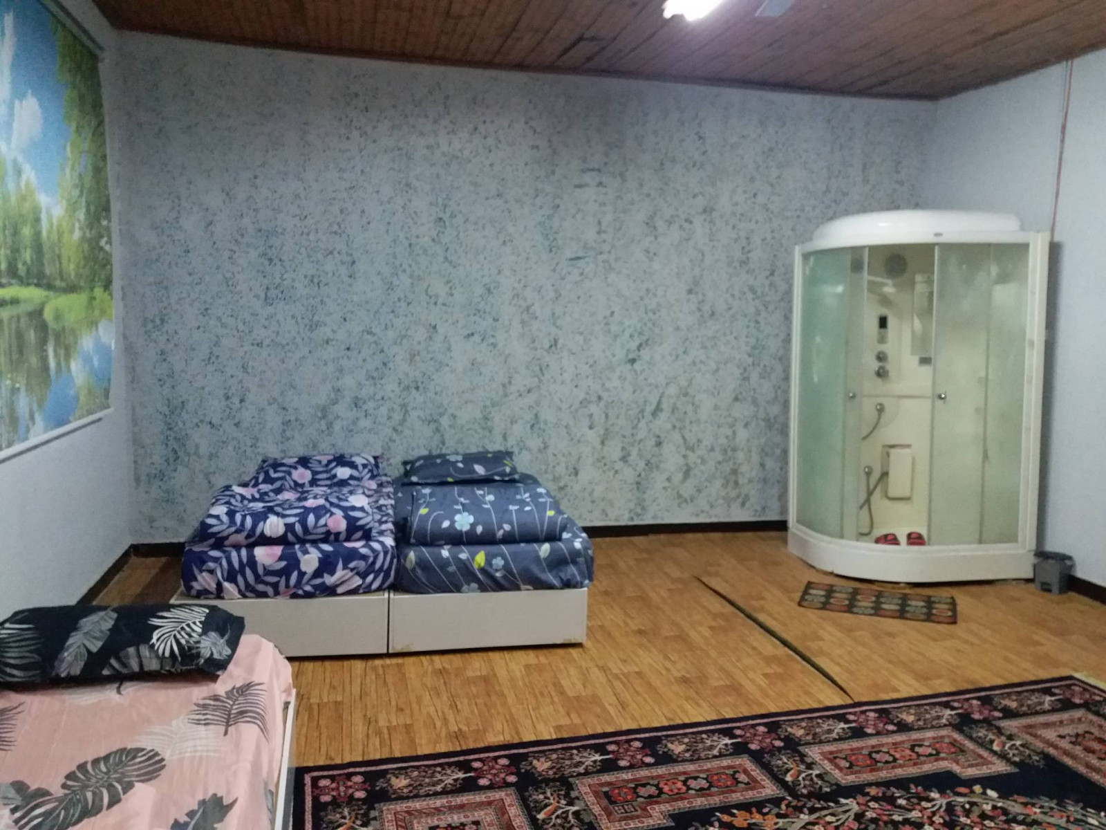 اتاق گلدیان دارای پنج تخت تلویزیون یخچال پنکه و کولر گازی میباشد