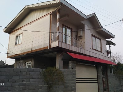خانه در محله ای آرام با پنجره نورگیر