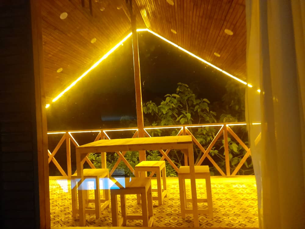 نمای تراس کلبه درشب