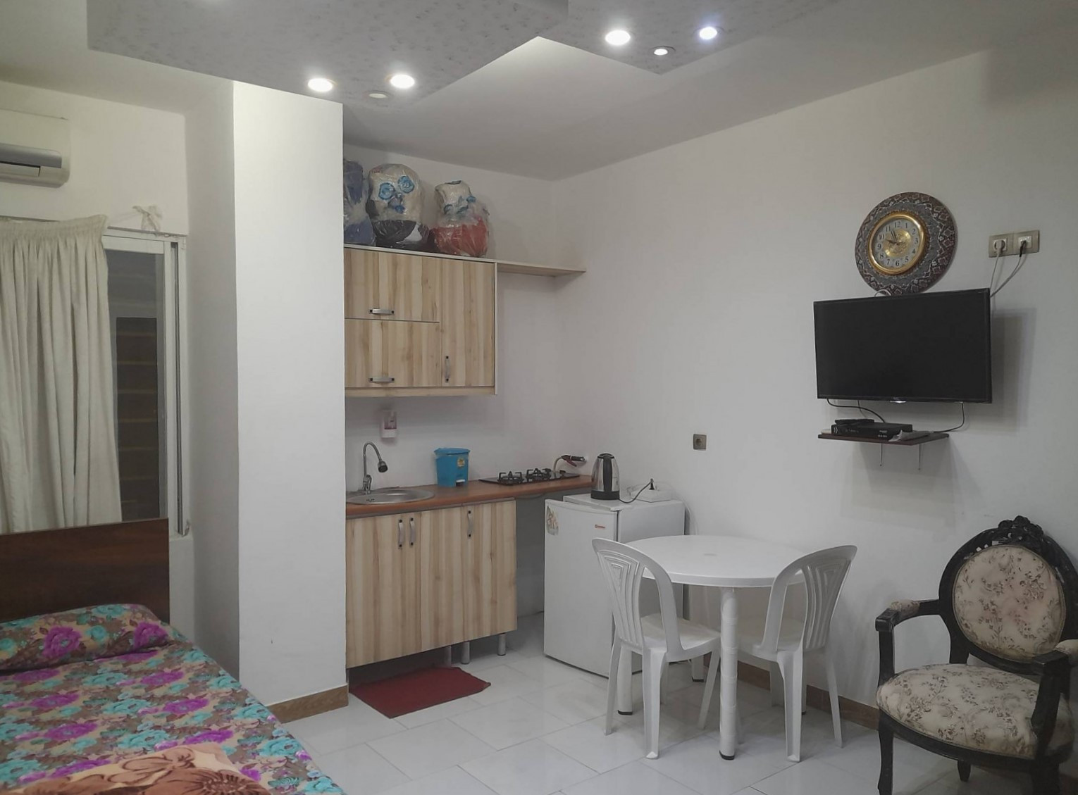 اتاق پذیرایی و آشپزخانه