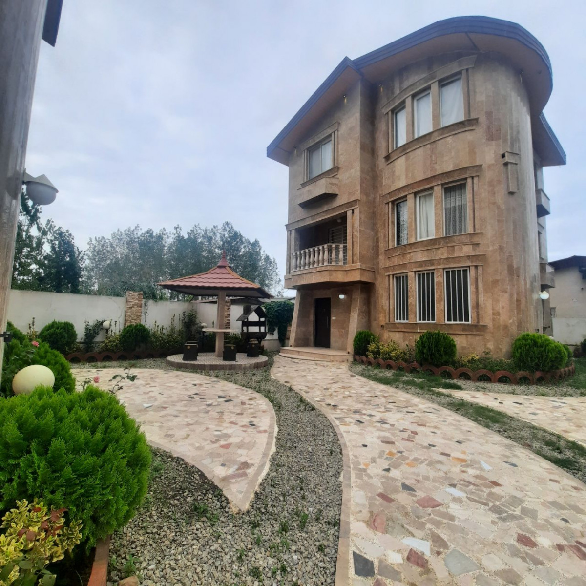 حیاط و نمای ساختمان