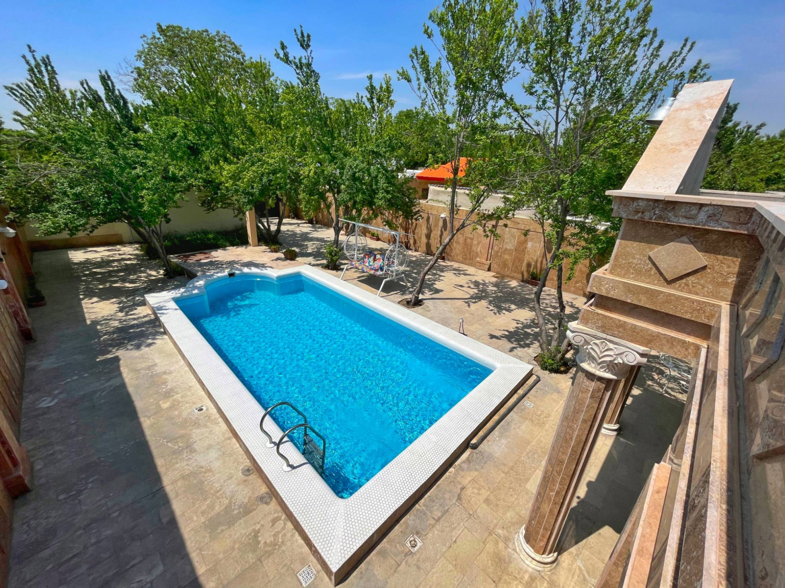 نمای استخر و حیاط