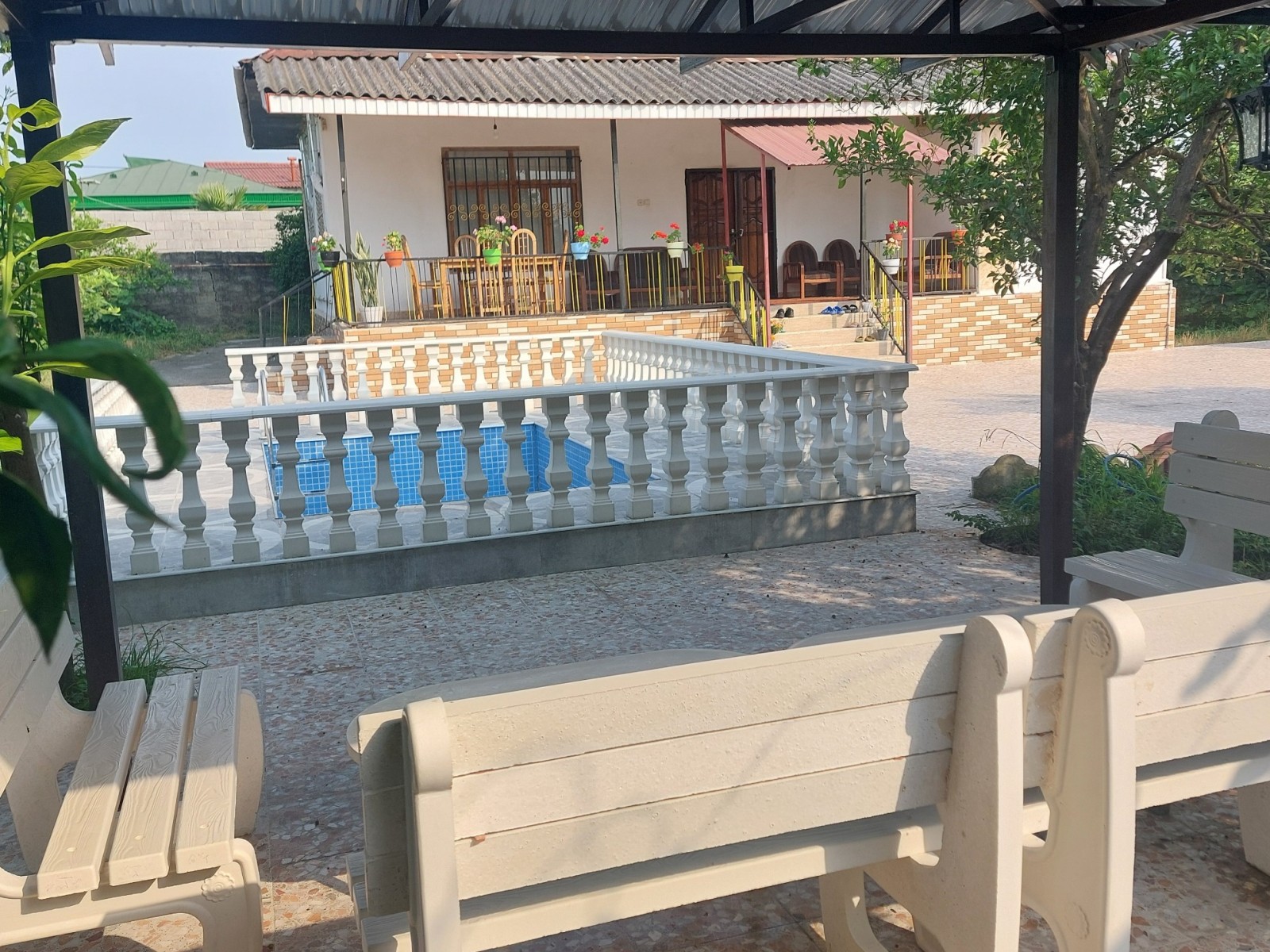 میز و صندلی آلاچیق