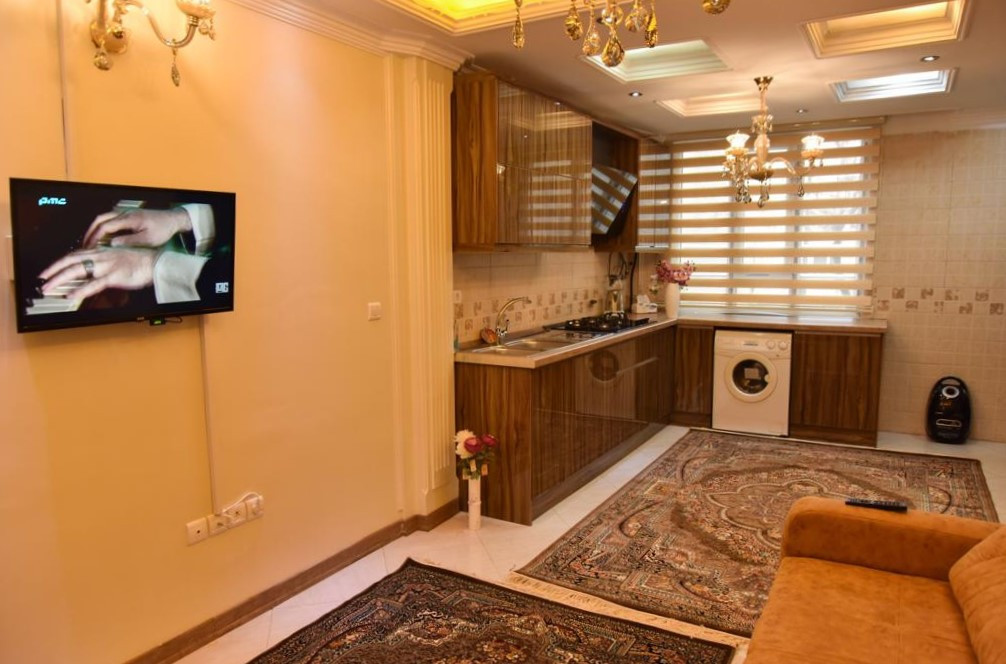 اتاق پذیرایی و آشپزخانه