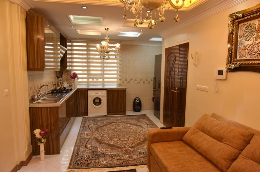 اتاق پذیرایی و آشپزخانه