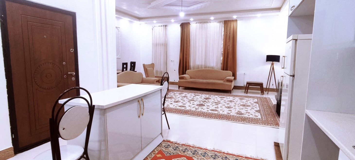 اتاق پذیرایی و آشپزخانه